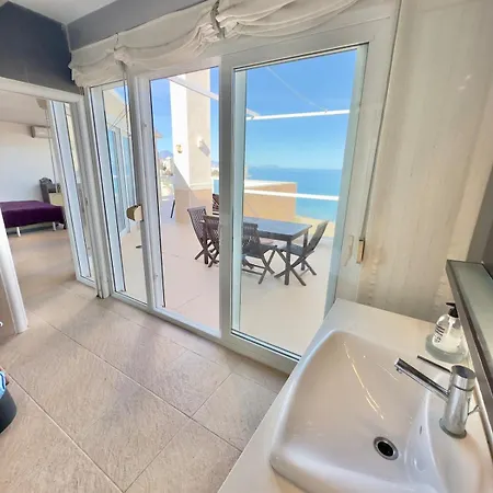 Oceanfront Flat With Pool And Parking Appartamento