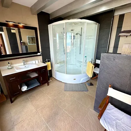 Oceanfront Flat With Pool And Parking * 엘 캄펠로