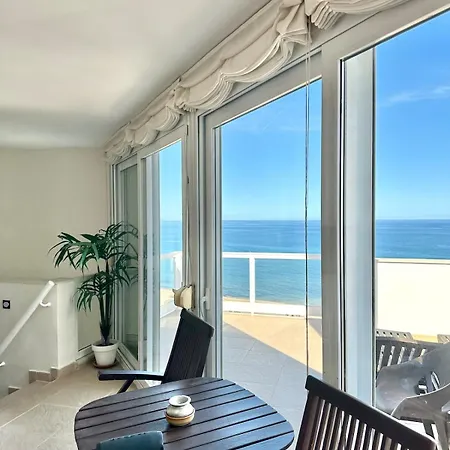 Oceanfront Flat With Pool And Parking