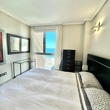 아파트 Oceanfront Flat With Pool And Parking