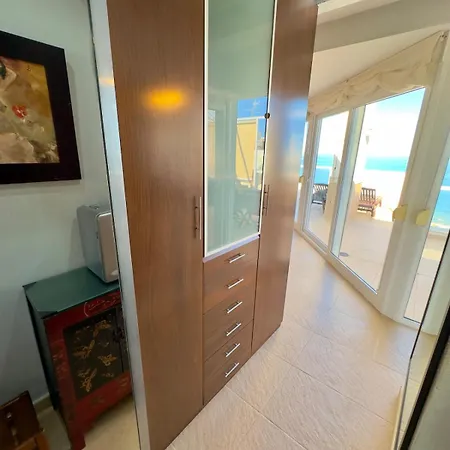 Oceanfront Flat With Pool And Parking 아파트
