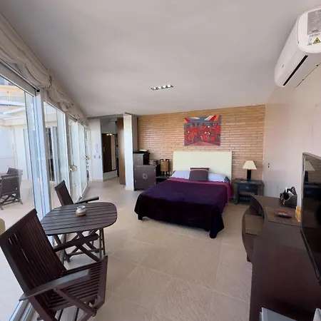 아파트 Oceanfront Flat With Pool And Parking